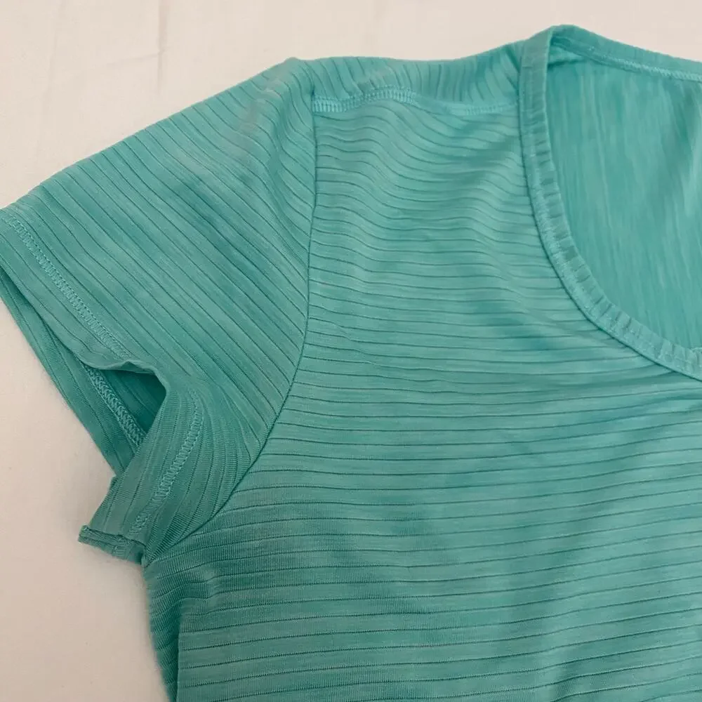 Women's Athleta Size Medium Round Neck Green Workout Short Sleeve T-Shirt Gym